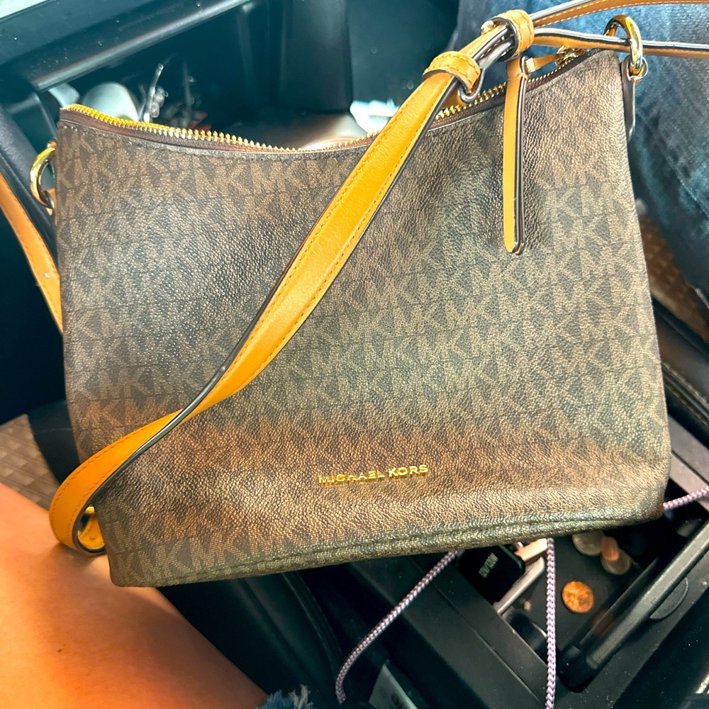 New without tags medium purse